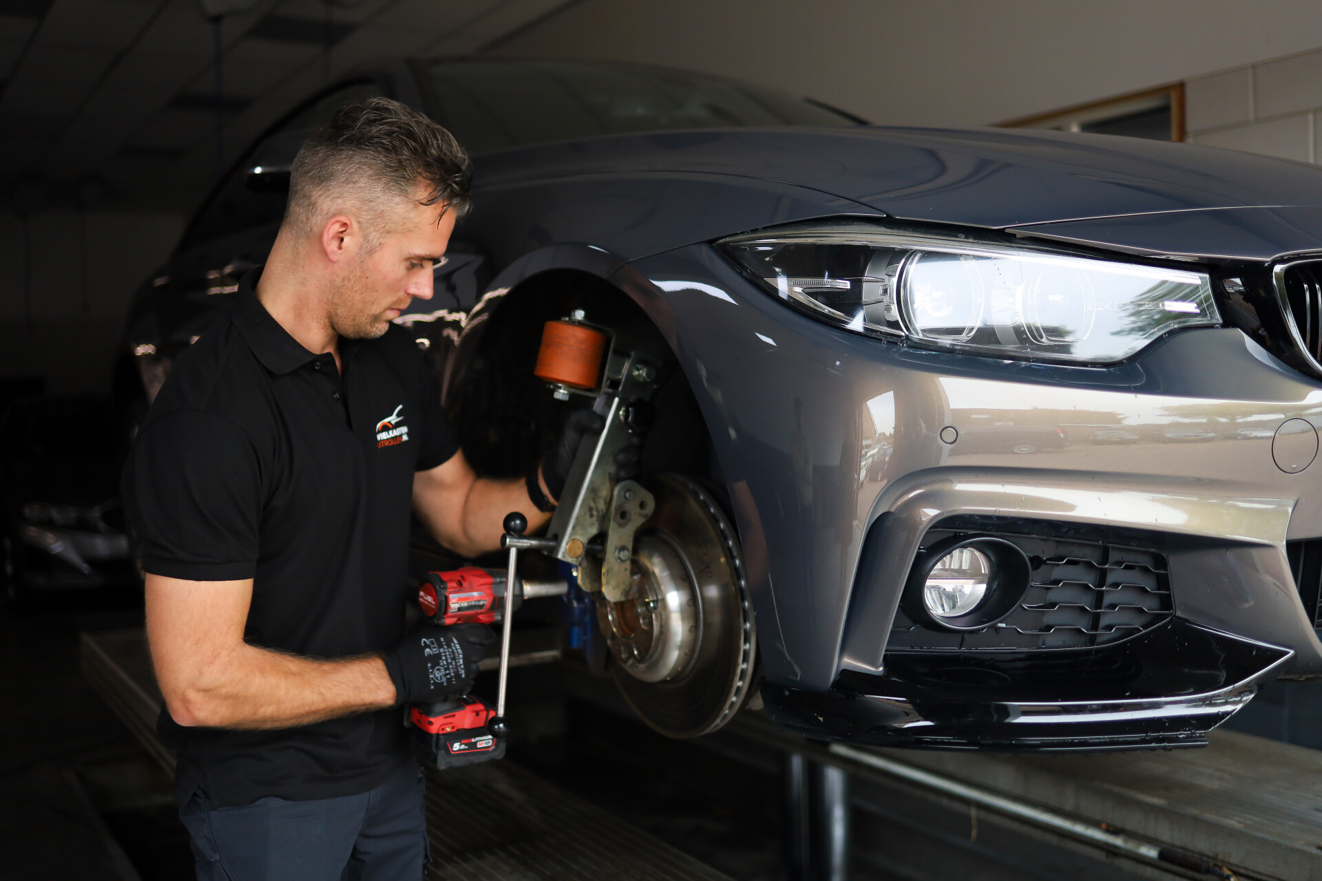 Johannes aan het voorbereiden om te gaan uitrollen