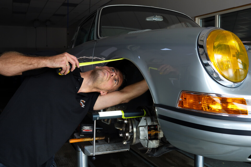 Johannes die de wielkasten meet van een oudere Porche