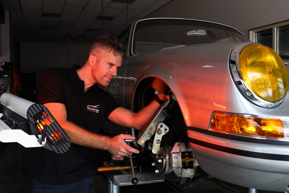 Johannes die een oudere Porche aan het uitrollen is