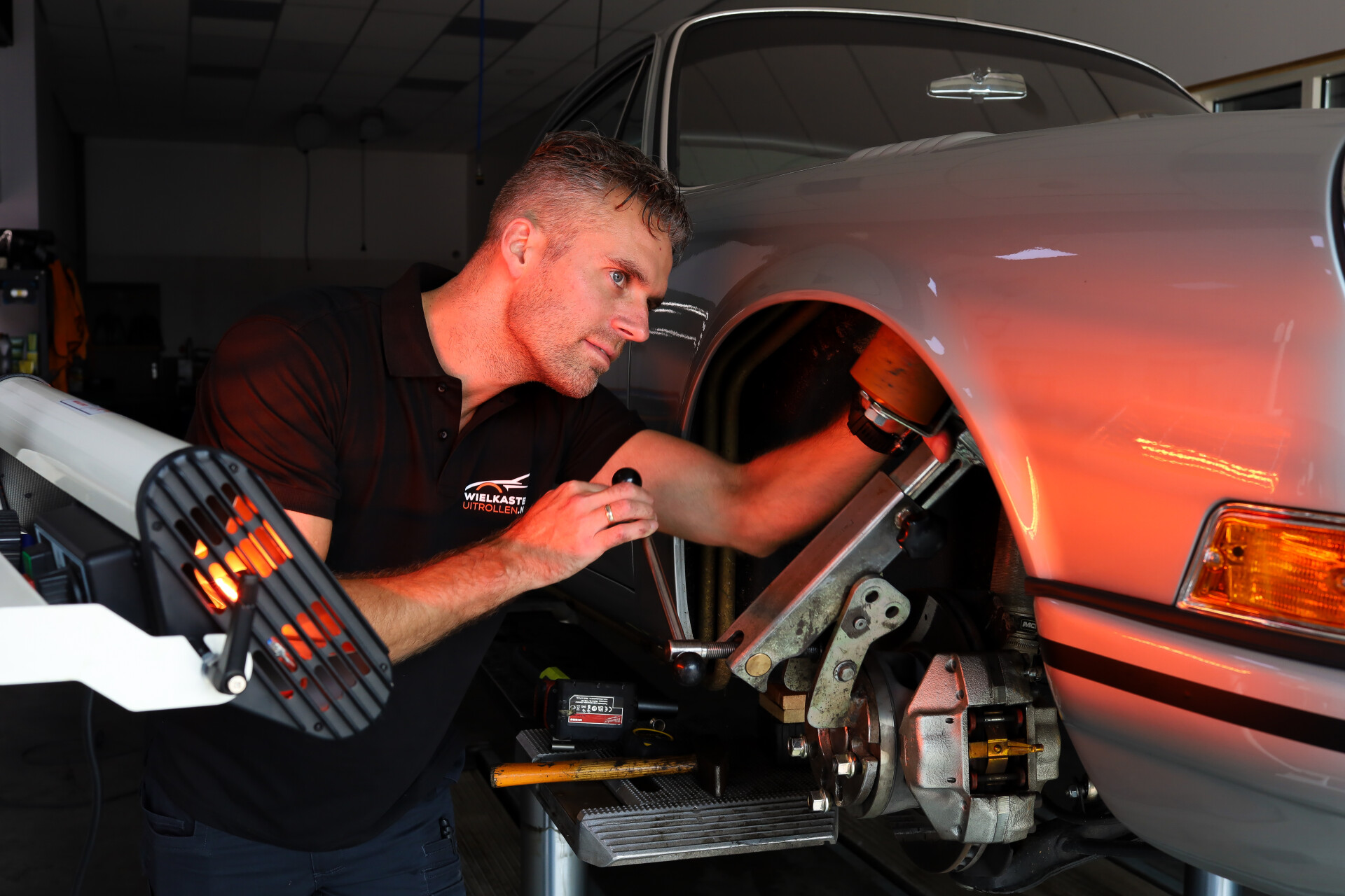Johannes bezig met een Porche