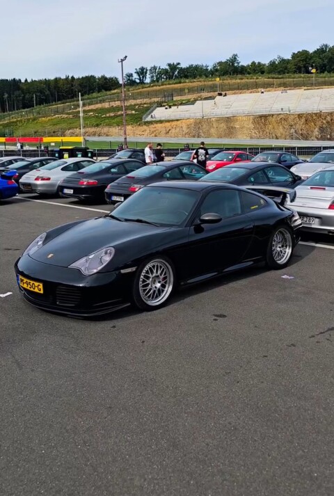 Porche op een parkeerplaats